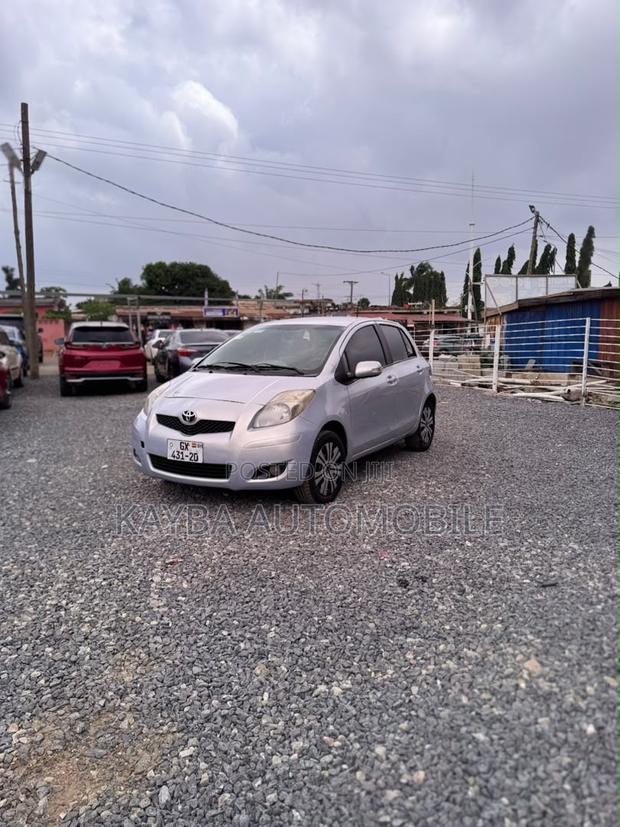 Toyota Vitz 2010 Silver