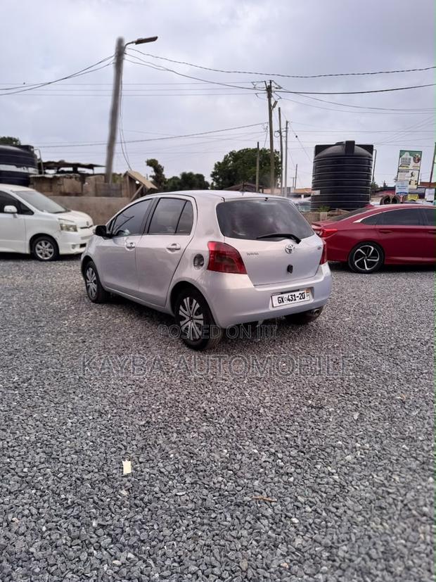 Toyota Vitz 2010 Silver