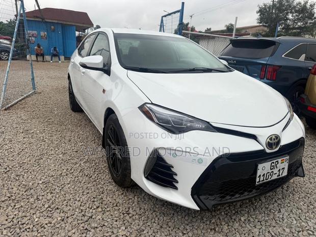 Toyota Corolla LE 4dr Sedan (1.8L 4cyl CVT) 2016 White
