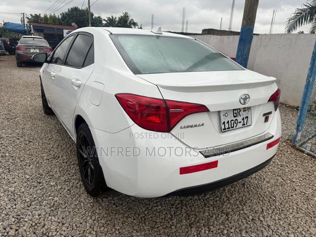 Toyota Corolla LE 4dr Sedan (1.8L 4cyl CVT) 2016 White