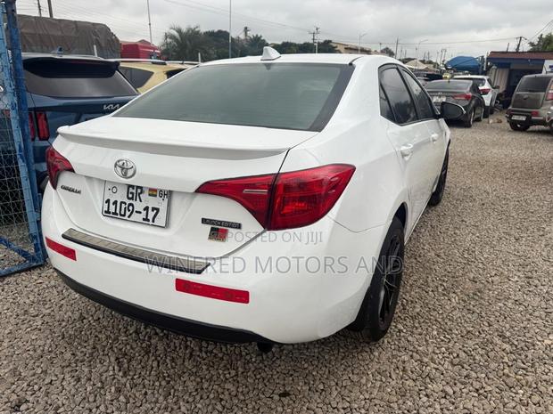 Toyota Corolla LE 4dr Sedan (1.8L 4cyl CVT) 2016 White