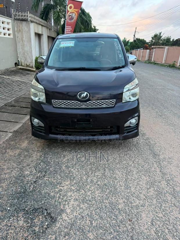 Toyota Voxy X L Edition 4WD 8-Seater 2013 Black