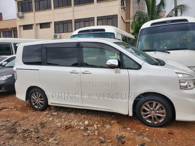 Toyota Voxy X 4WD 8-Seater 2013 White