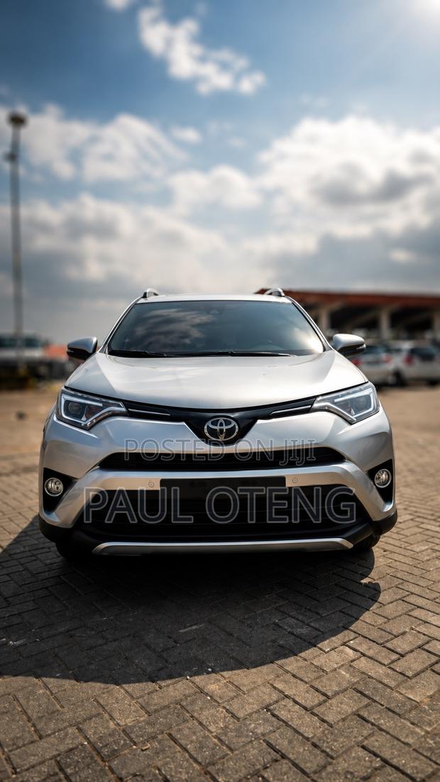 Toyota RAV4 LE 4dr SUV AWD (2.5L 4cyl 6A) 2018 Silver
