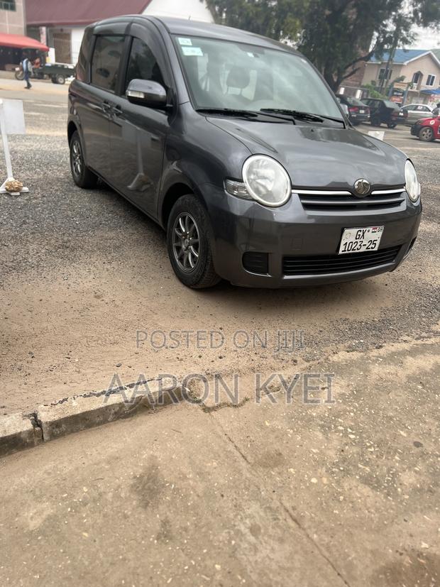Toyota Sienta 2010 Gray