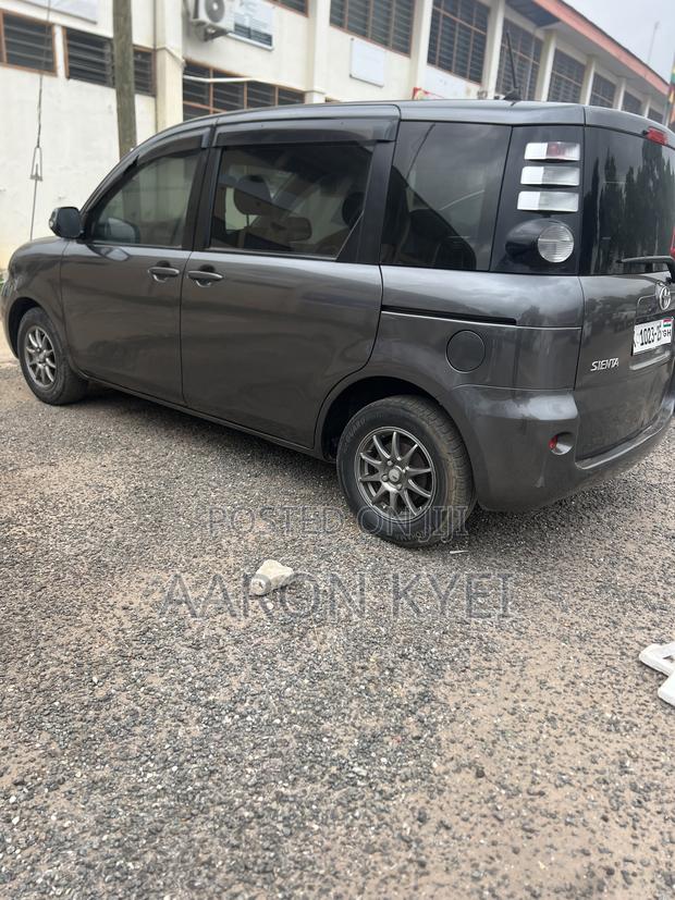 Toyota Sienta 2010 Gray