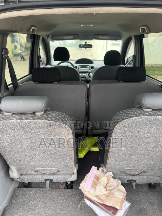 Toyota Sienta 2010 Gray