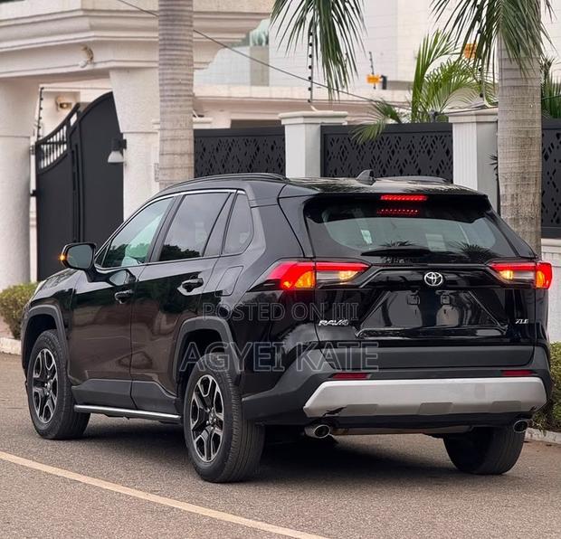 Toyota RAV4 XLE AWD 2024 Black