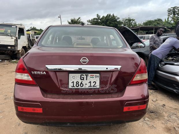 Nissan Versa 1.8 S 2007 Brown