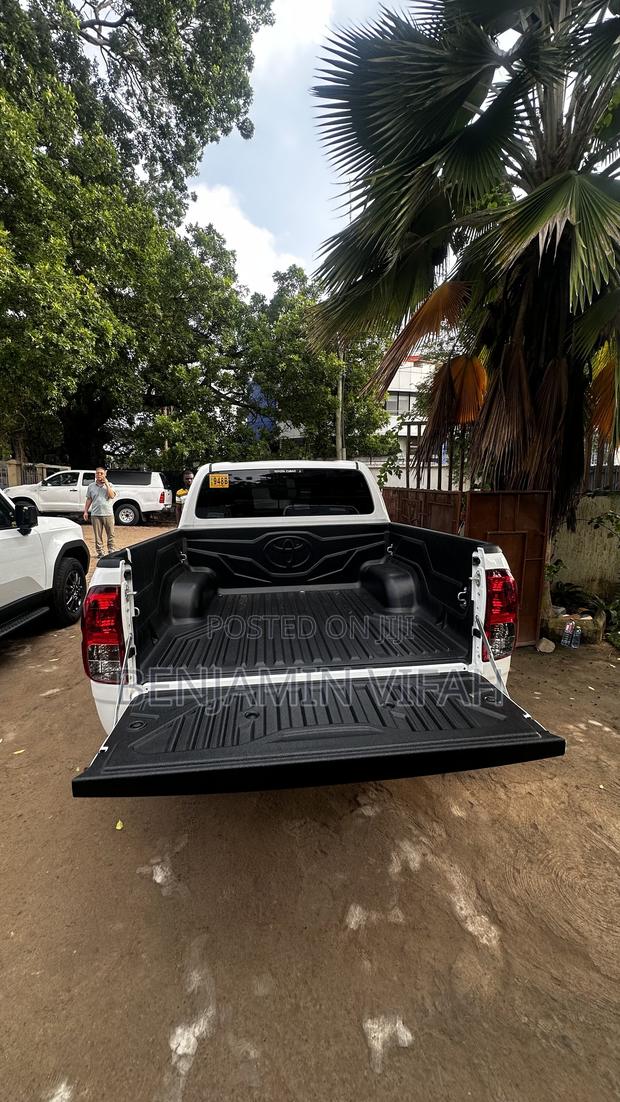 New Toyota Hilux 2025 White