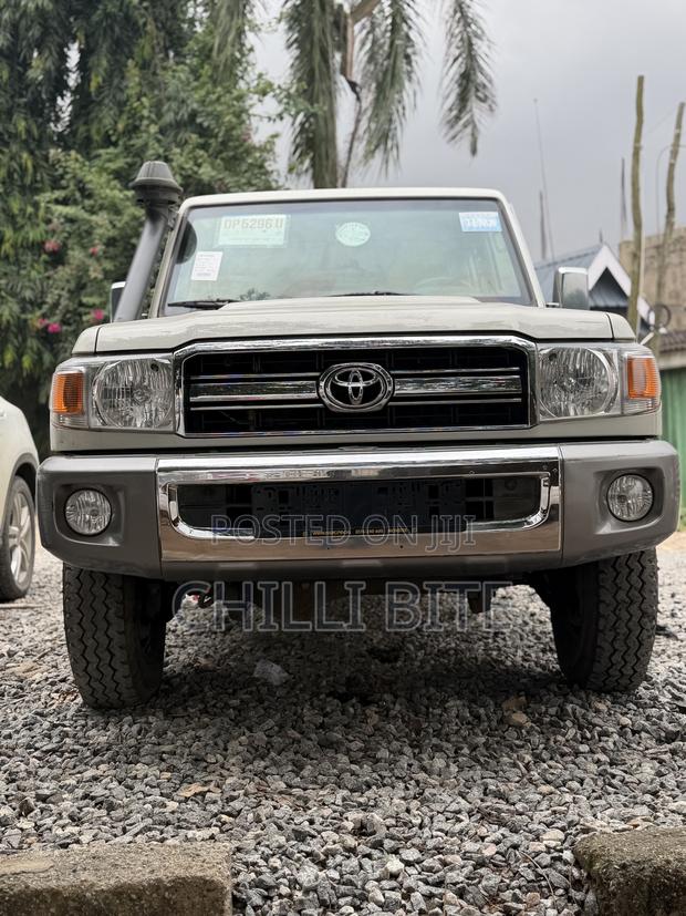 Toyota Land Cruiser 4x4 2007 White