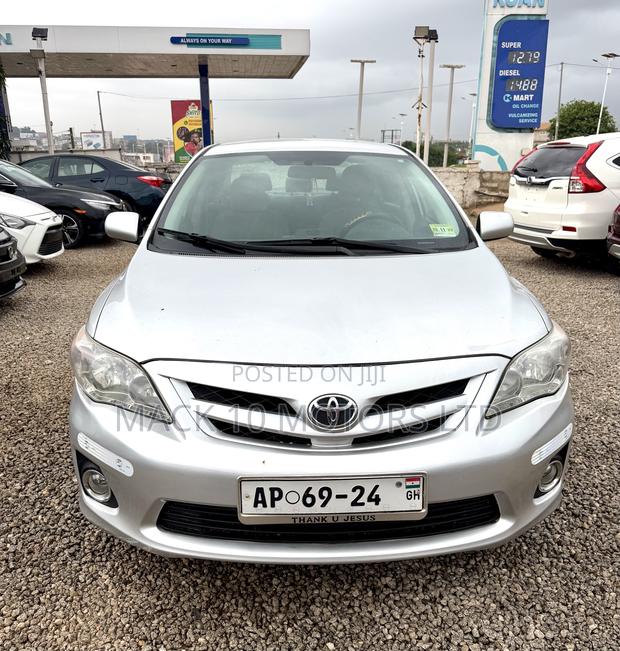 Toyota Corolla LE 4dr Sedan (1.8L 4cyl 4A) 2013 Silver