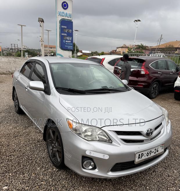 Toyota Corolla LE 4dr Sedan (1.8L 4cyl 4A) 2013 Silver