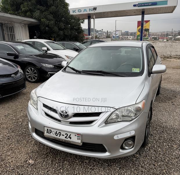 Toyota Corolla LE 4dr Sedan (1.8L 4cyl 4A) 2013 Silver