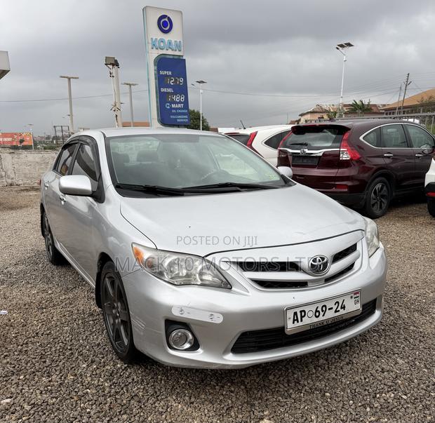 Toyota Corolla LE 4dr Sedan (1.8L 4cyl 4A) 2013 Silver