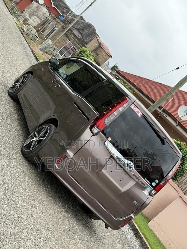 Toyota Voxy 2014 Gray