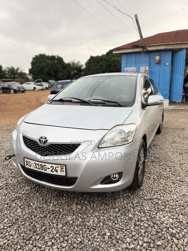 Toyota Belta 2010 Silver