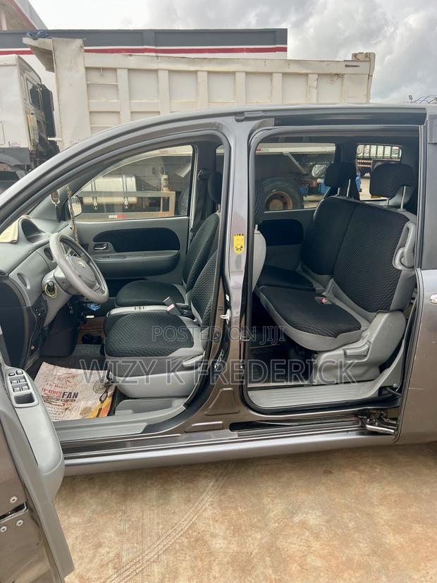 Toyota Sienta 1.5 FWD 2012 Beige