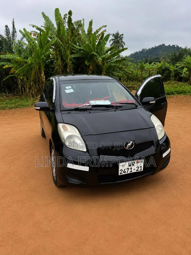 Toyota Vitz 1.3 AWD 5dr 2012 Black