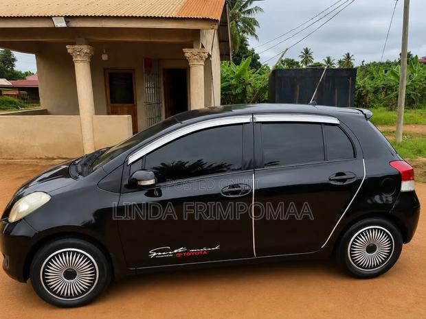 Toyota Vitz 1.3 AWD 5dr 2012 Black