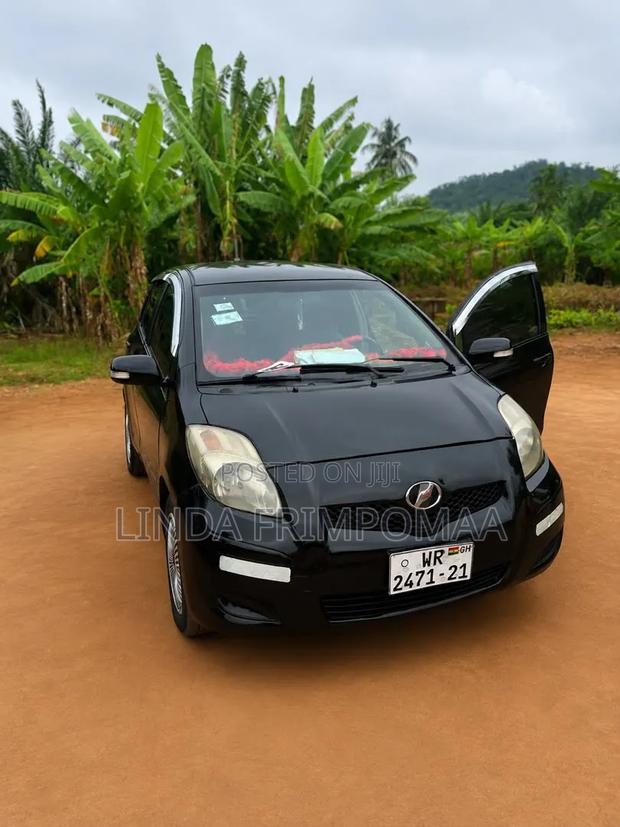 Toyota Vitz 1.3 AWD 5dr 2012 Black