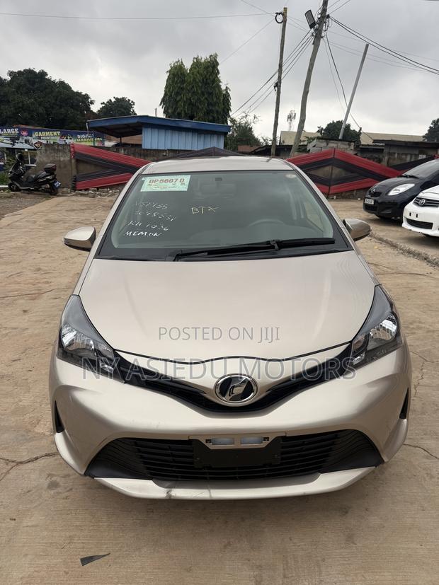 Toyota Vitz 1.3 FWD 5dr 2015 Beige