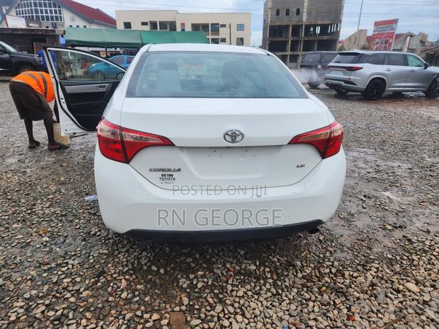Toyota Corolla LE (1.8L 4cyl 2A) 2018 White