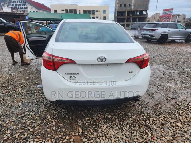 Toyota Corolla LE (1.8L 4cyl 2A) 2018 White