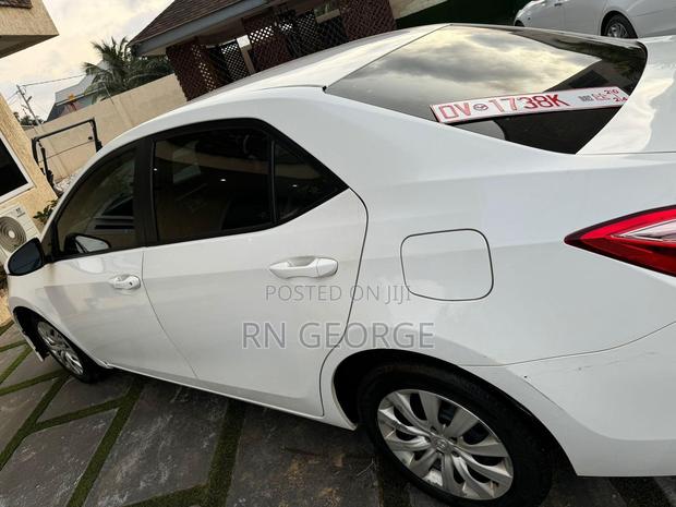 Toyota Corolla LE (1.8L 4cyl 2A) 2018 White
