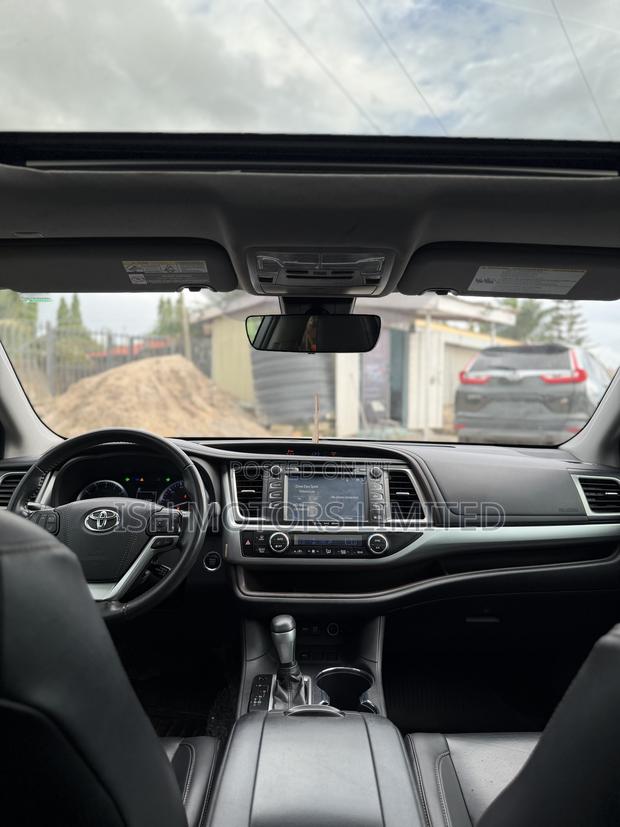 Toyota Highlander XLE 2019 Brown