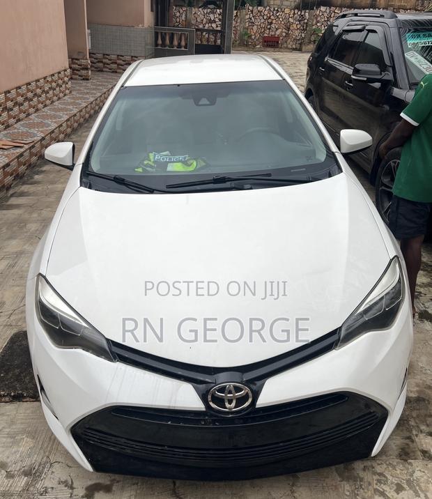 Toyota Corolla LE (1.8L 4cyl 2A) 2018 White