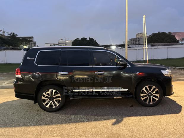 Toyota Land Cruiser 5.7 V8 2012 Black