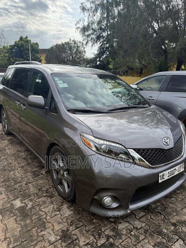 Toyota Sienna 2017 Silver
