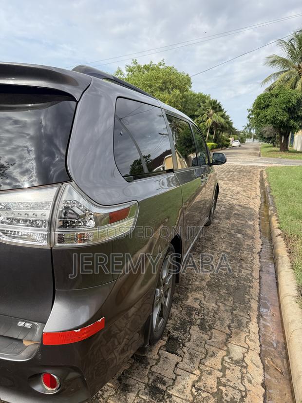 Toyota Sienna 2017 Silver