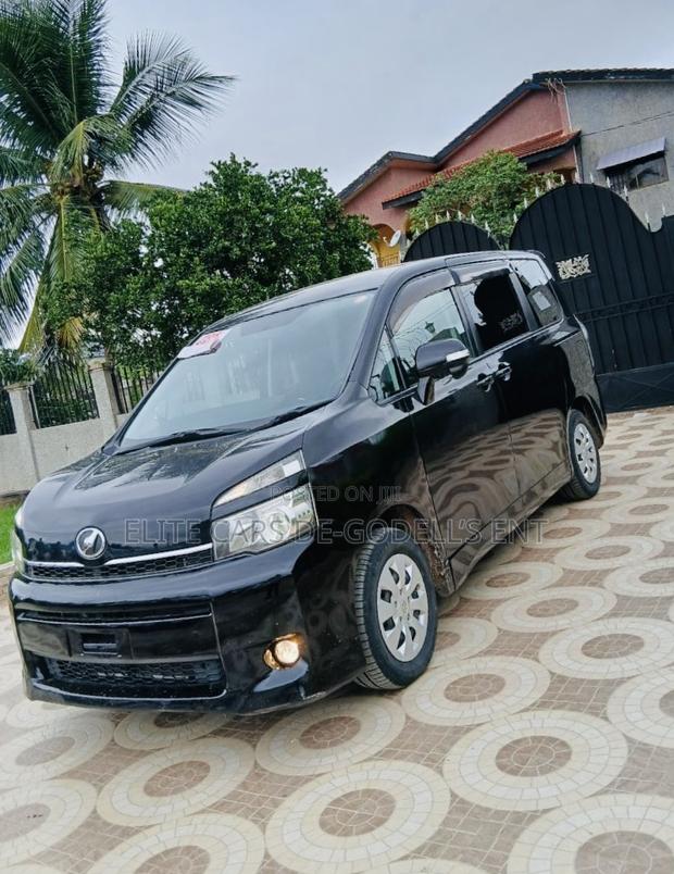 Toyota Voxy X L Edition 2WD 8-Seater 2012 Black