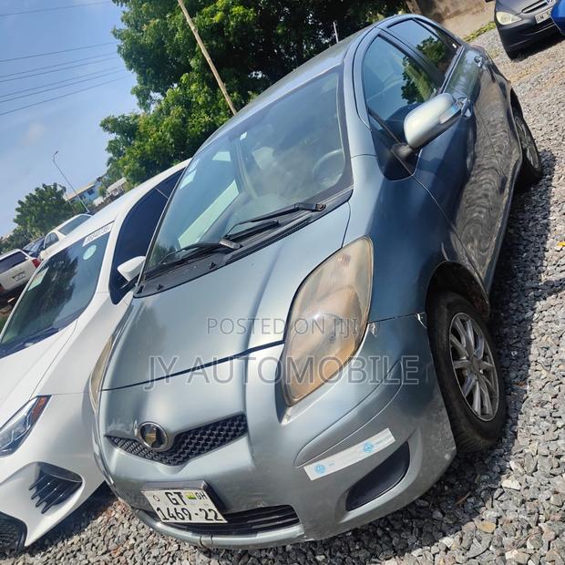 Toyota Vitz 1.3 FWD 3dr 2010 Silver