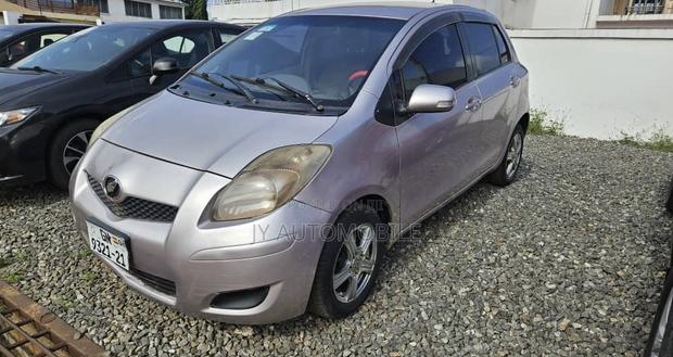 Toyota Vitz 1.3 FWD 3dr 2010 Silver
