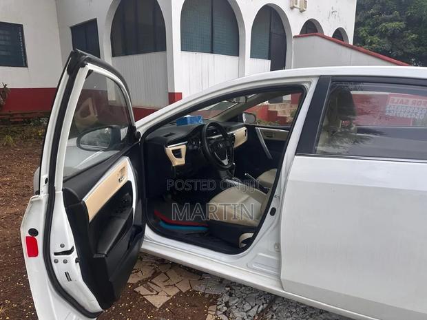 Toyota Corolla LE (1.8L 4cyl 2A) 2018 White