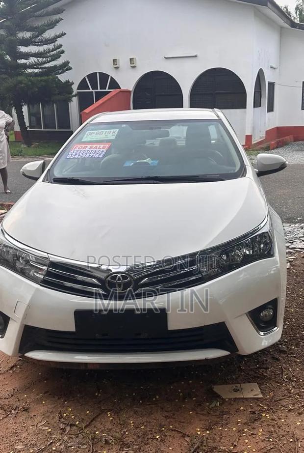 Toyota Corolla LE (1.8L 4cyl 2A) 2018 White
