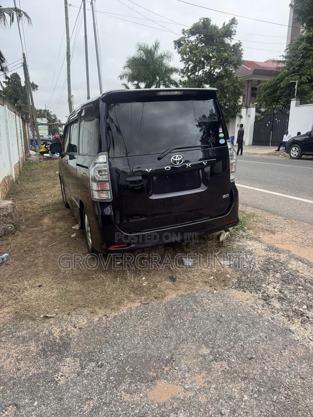 Toyota Voxy V 2WD 7-Seater 2013 Black