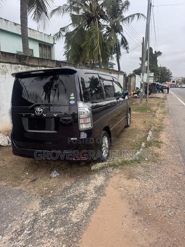Toyota Voxy V 2WD 7-Seater 2013 Black