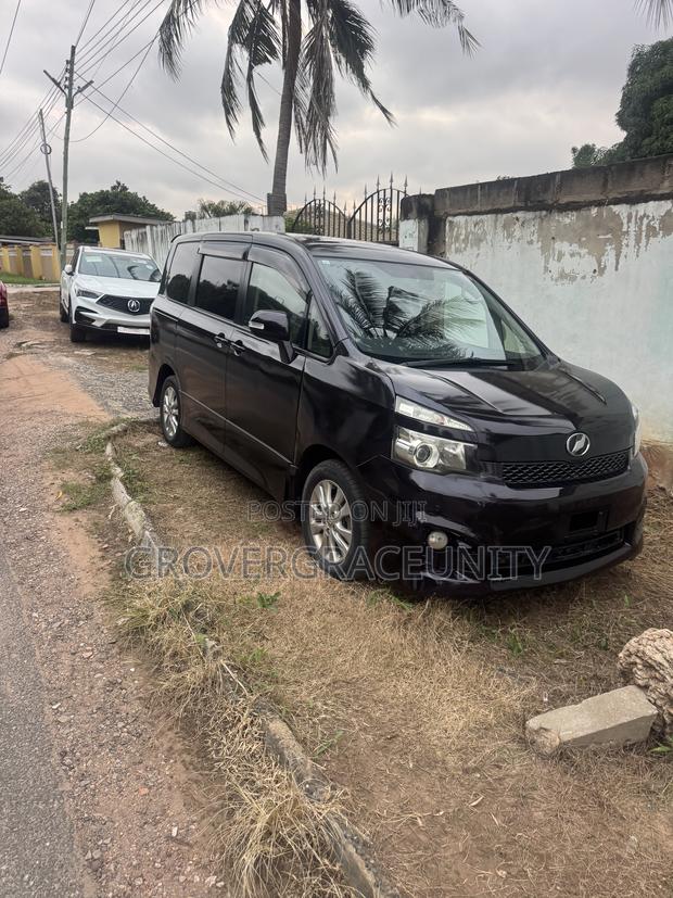 Toyota Voxy V 2WD 7-Seater 2013 Black