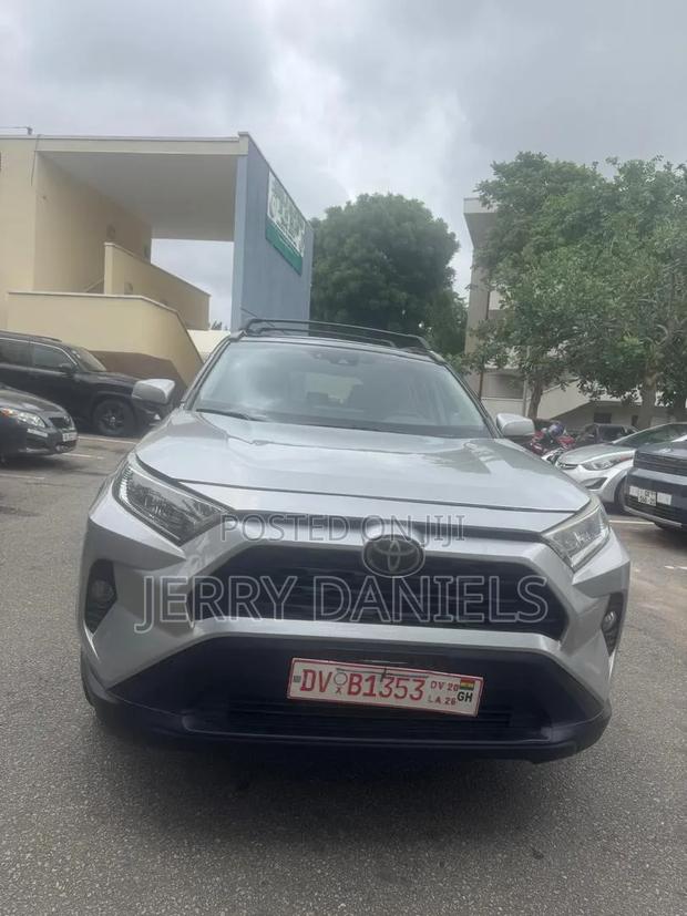 Toyota RAV4 XLE AWD 2019 Silver