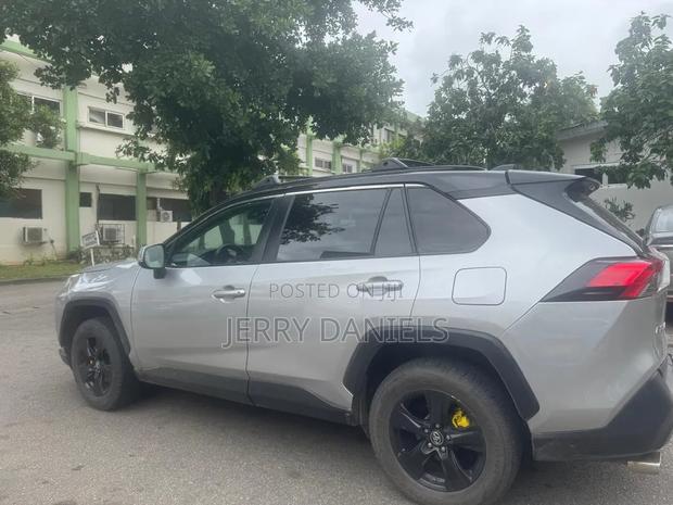 Toyota RAV4 XLE AWD 2019 Silver