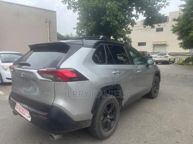 Toyota RAV4 XLE AWD 2019 Silver