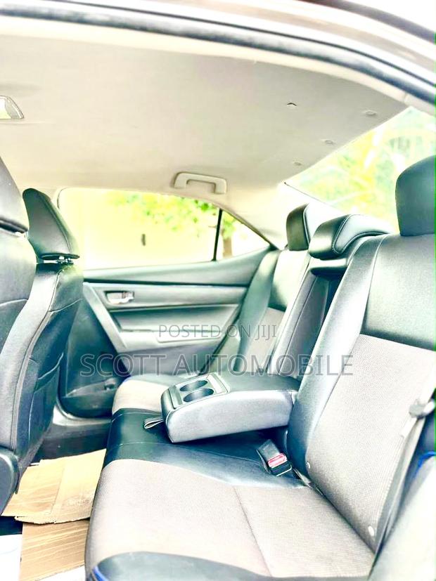 Toyota Corolla SE 4dr Sedan (1.8L 4cyl CVT) 2017