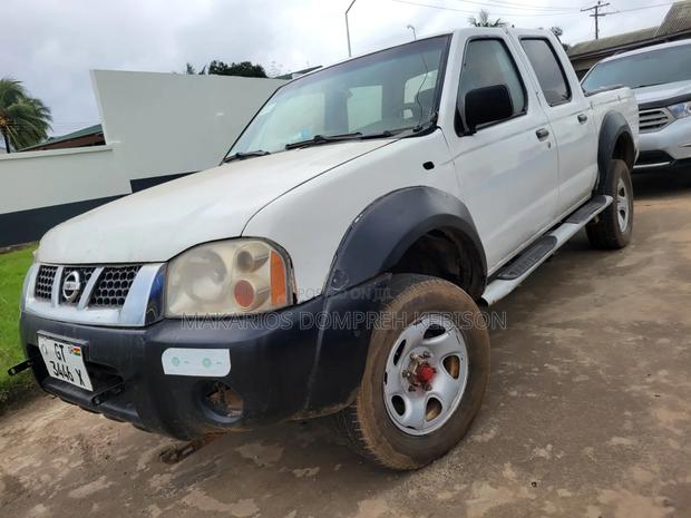 Nissan Hardbody 2005 White