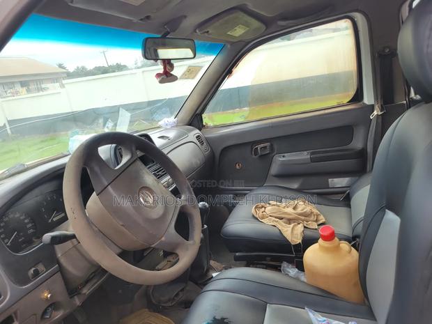 Nissan Hardbody 2005 White