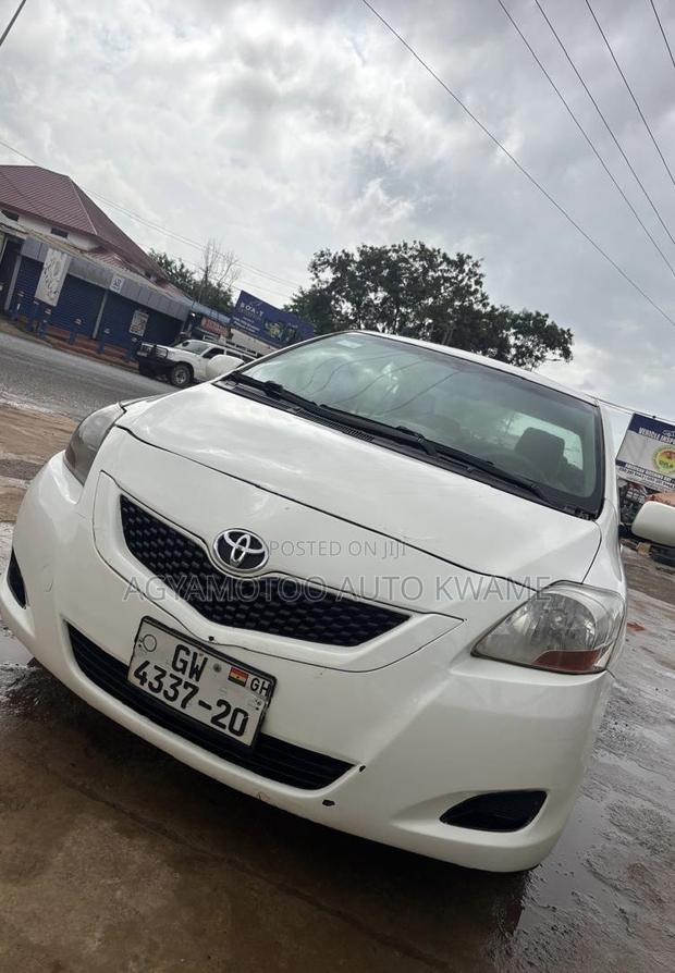 Toyota Yaris Base Sedan 4dr 2011 White