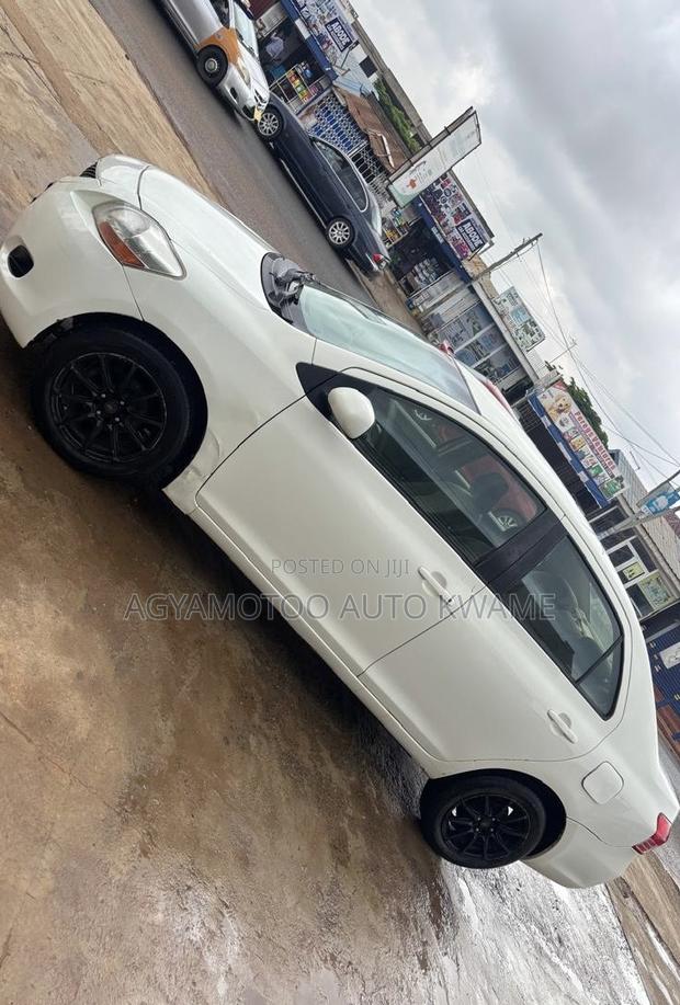 Toyota Yaris Base Sedan 4dr 2011 White